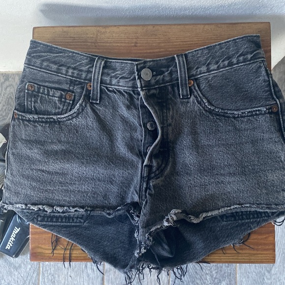 Levi’s vintage style black jean wedge cutoff shorts - Picture 4 of 6